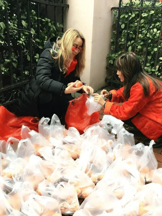 李玟委托姐姐到卖橙现场购买数十袋橙。