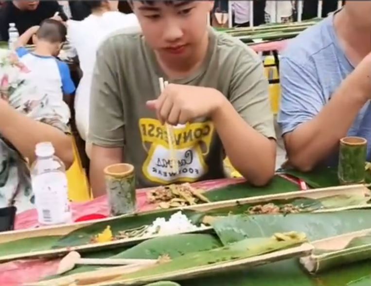 有网民不满花了128元人民币参加海南的「千人宴」，但只有花生、毛豆食。