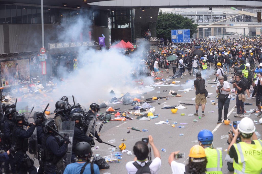 去年6月12日立法會外爆發反修例衝突。資料圖片