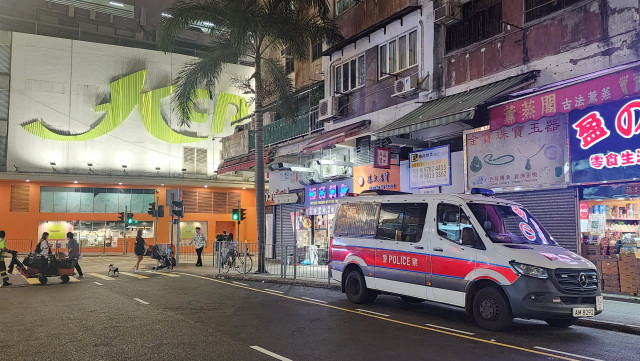 警员在九龙城广场调查。黄文威摄