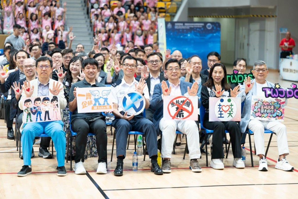 一眾主禮嘉賓展示手心圖案及字樣。 一眾主禮嘉賓展示手心圖案及字樣。