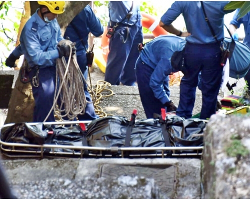 事主當場證實死亡,遺體沿梯級運上大路。