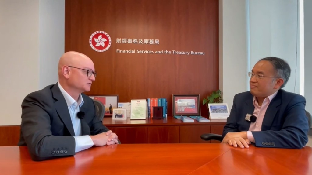 許正宇與金發局成員對談駁斥「香港已死」論述 盼專注事實討論。財經事務及庫務局facebook影片截圖