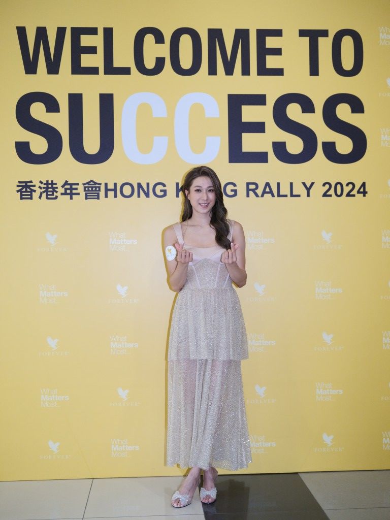 谈到演唱会筹备进度，锺嘉欣笑言幸得老公和子女的支持，已准备得「八八九九」。