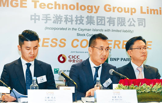 ■肖健（中）指出，未來公司的IP會繼續使用定製發行，有助保證IP的質量及數量。