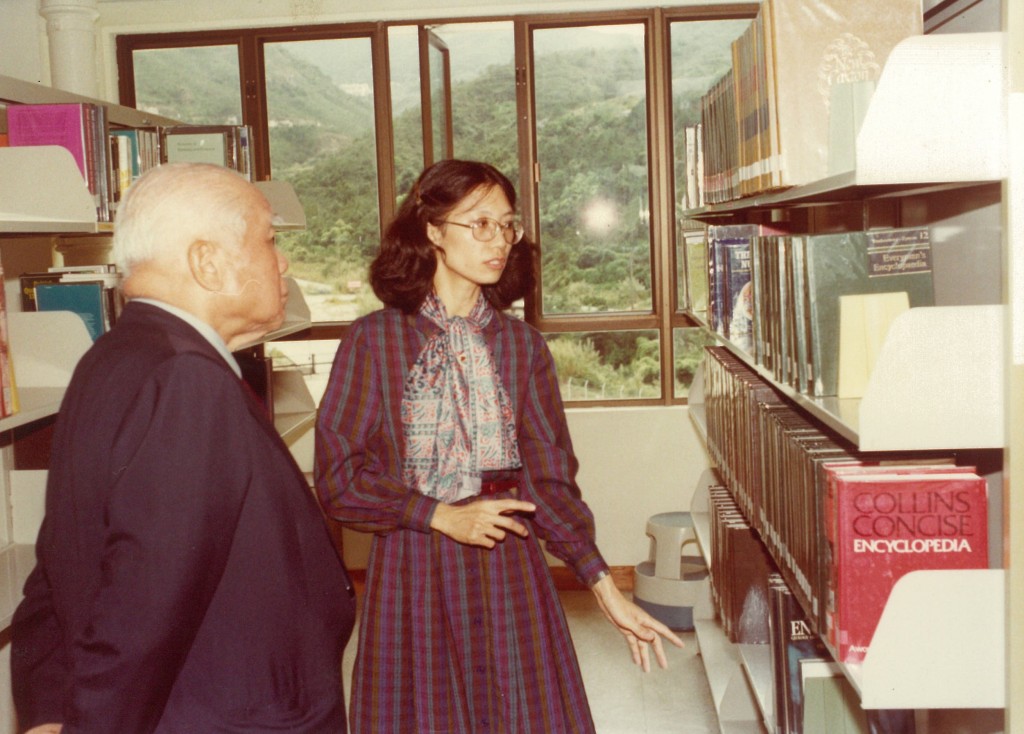 严吴婵霞（右）于1980年恒商图书馆启用礼后向恒商创办人之一的何善衡介绍图书馆馆藏 恒大提供图片