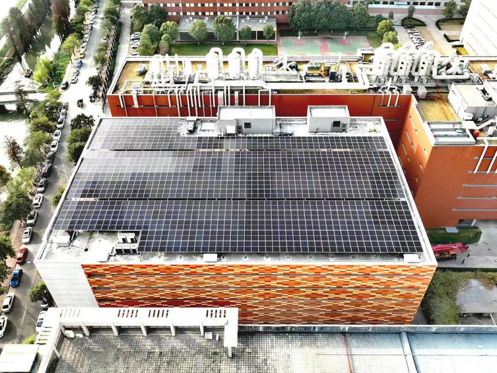 在佛山工業園安裝太陽能板為員工提供清潔能源。 在佛山工業園安裝太陽能板為員工提供清潔能源。