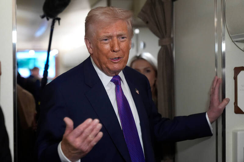 特朗普批評奧巴馬後，下令五角大樓公開UFO與外星人相關檔案。美聯社