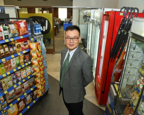 徐良表示,不論經濟好壞,華潤亦看好香港零售業務發展。何健勇攝