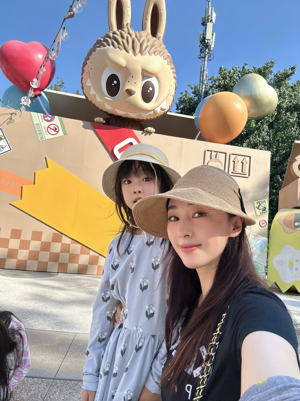 賈曉晨與細女在巨型公仔前打卡,享受夏日親子樂。 賈曉晨與細女在巨型公仔前打卡,享受夏日親子樂。
