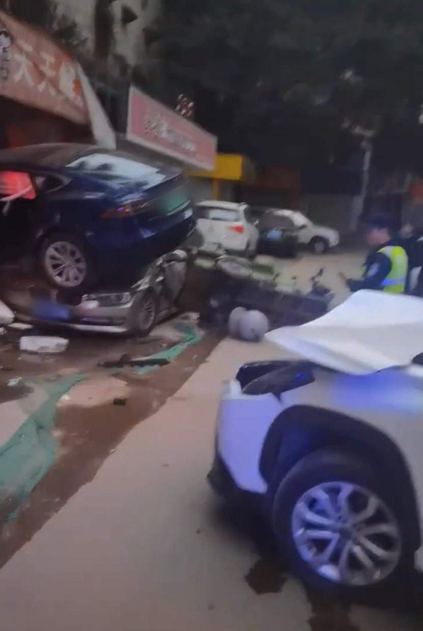 东莞特斯拉（Tesla）失控，连撞2车冲入店铺 2人伤。