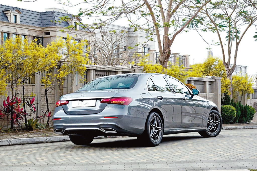 車廂四周以開孔黑色白蠟木飾板包裝，並備全新Nappa真皮多功能軚盤。