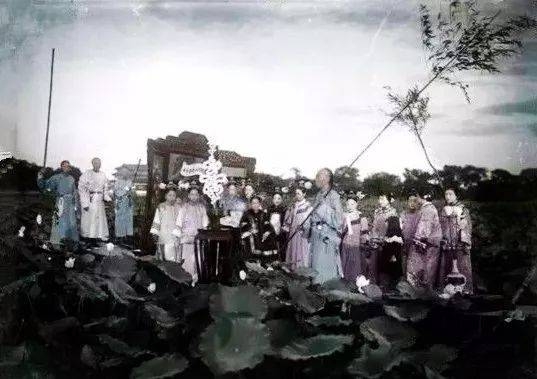 慈禧太后極愛蓮花，喜歡賞荷。