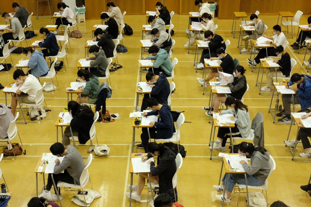 英文科的聆聽考試會於4月13日舉行。