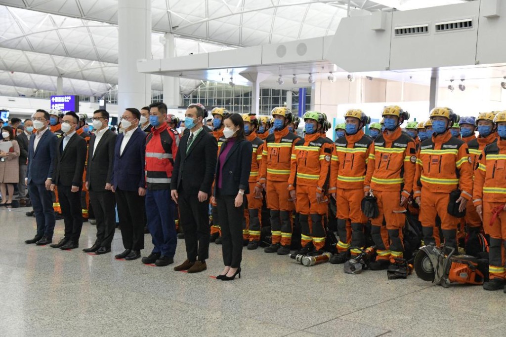 署理行政長官陳國基、保安局局長鄧炳強及消防處處長楊恩健昨晚在香港國際機場為搜救隊送行。