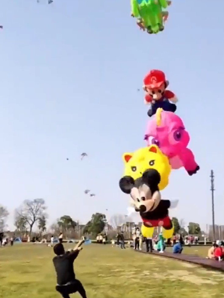 迪士尼米奇老鼠等亦能於空中飛揚。網圖