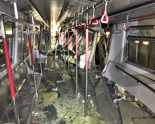 其中往荃灣列車第3、4卡車廂被撞至扭曲變形。