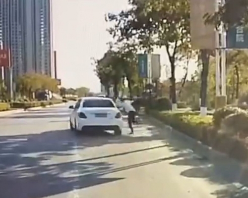 平治房車被搶後,銷售員打算拉開車門。網圖