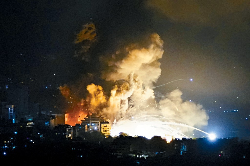 以色列空軍空襲黎巴嫩首都貝魯特南郊地區，遇襲目標冒出濃煙。