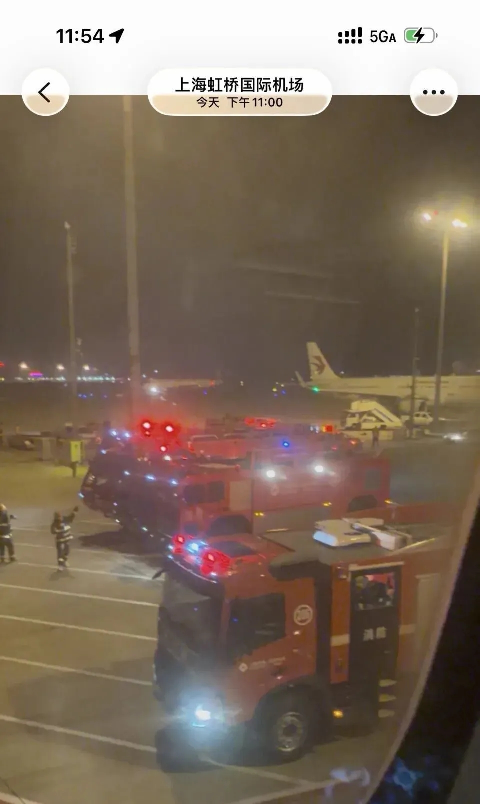 多輛機場消防車輛在飛機旁戒備。 多輛機場消防車輛在飛機旁戒備。