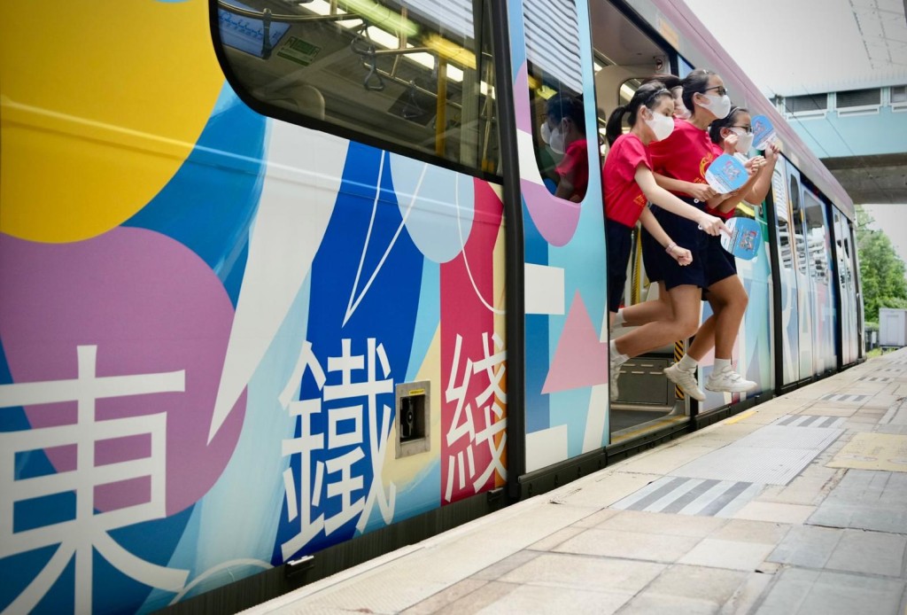 港铁东铁綫「Fun·纷艺术」列车即日起投入服务。