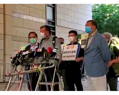 3人在法院外見記者。蕭文軒攝
