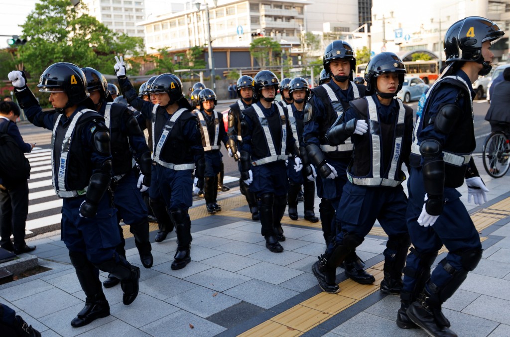 日本安挑大批警力加強會內外保安。路透社