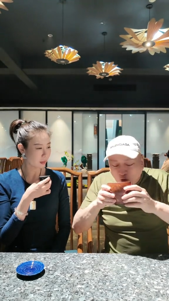 湯鎮業乾杯。 湯鎮業乾杯。