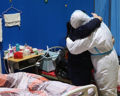 武昌方艙醫院的最後一夜，醫護與病人互道珍重。(網圖)