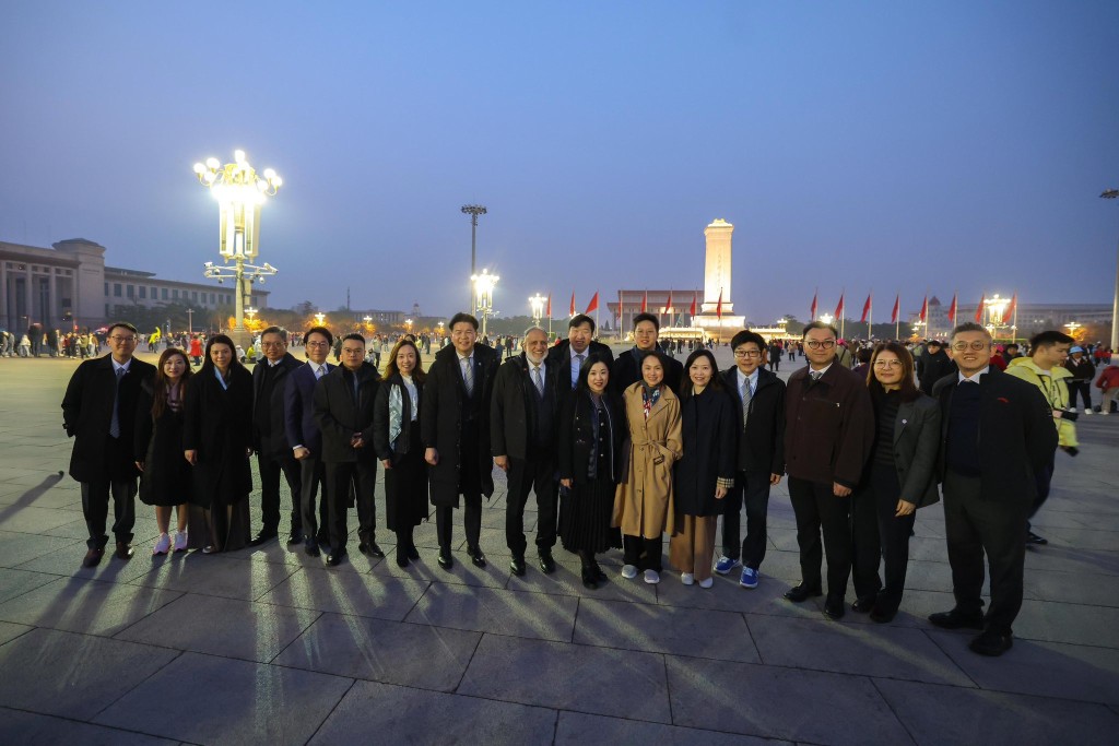 清晨4時，湯文龍律師偕同一眾理事由酒店出發，前往天安門廣場觀禮升國旗儀式。香港律師會fb