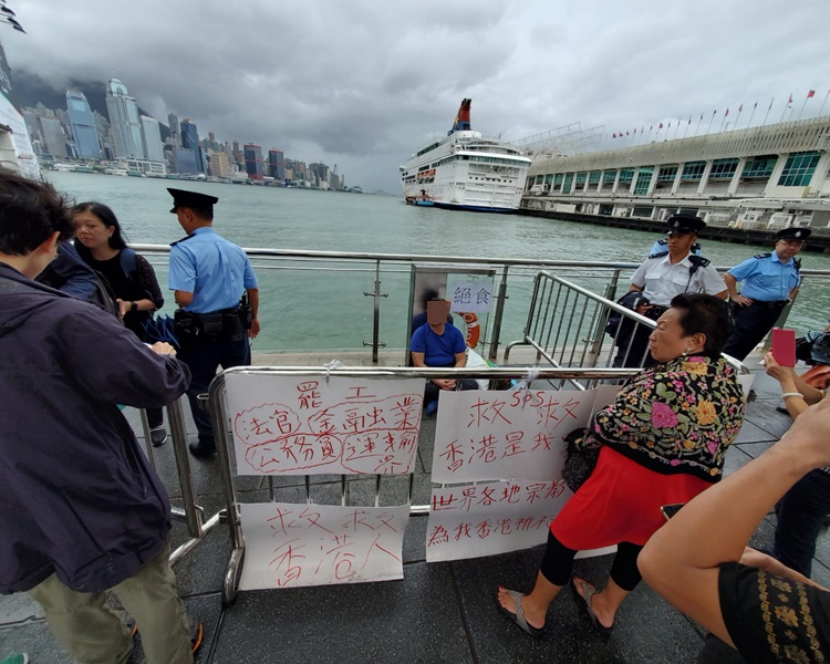 获救男子开始绝食抗议。