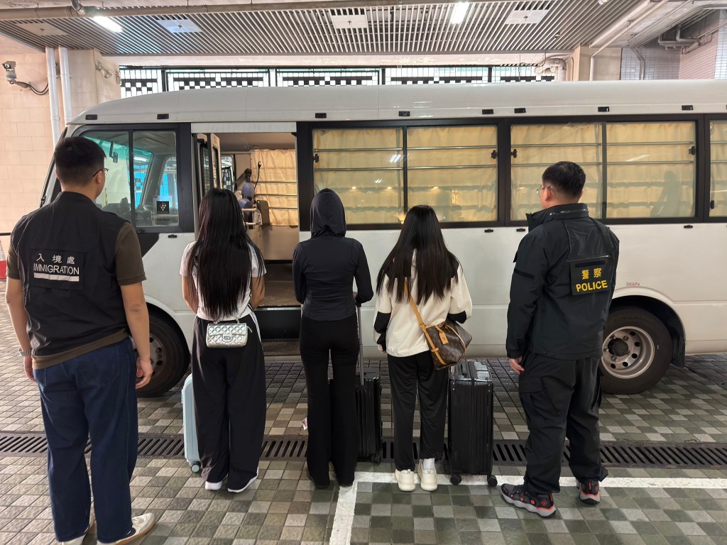 警方聯同入境處突擊搜查東九龍區多個罪案黑點,共拘捕12人。警方提供 警方聯同入境處突擊搜查東九龍區多個罪案黑點,共拘捕12人。警方提供