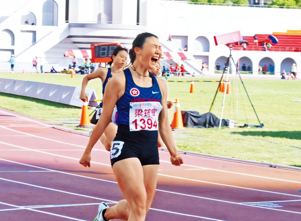 梁筠宜跑出個人最佳成績後，表現激動。