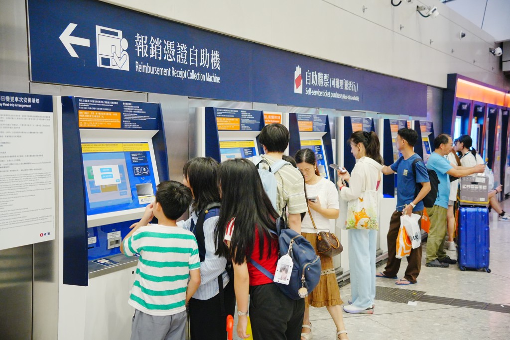 不少旅客選擇經西九龍高鐵站出境和入境。