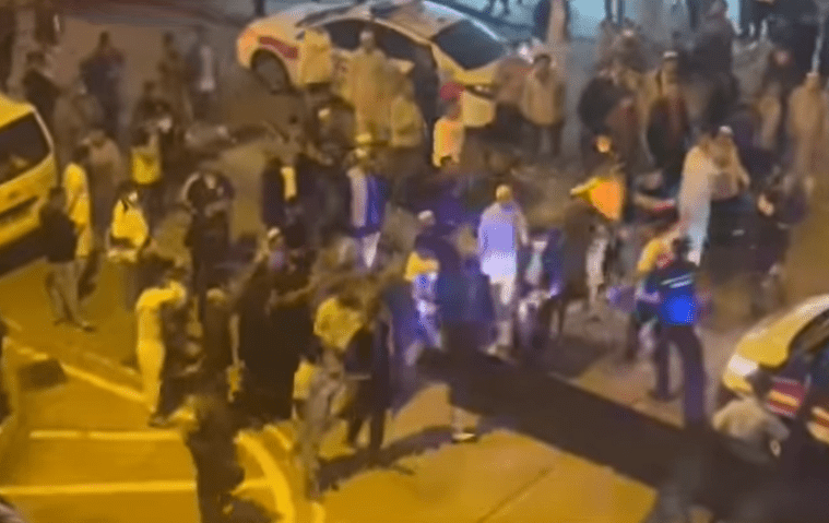 大批南亞漢「包圍」警員。fb香港突發事故報料區