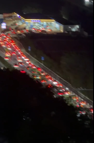 网民在社交平台发布入油大排长龙的照片。 微博 网民在社交平台发布入油大排长龙的照片。 微博