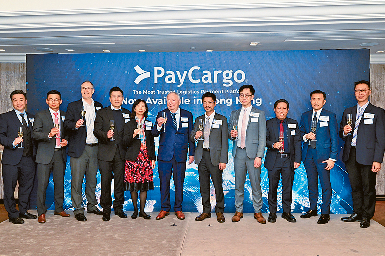 快易通副行政總裁區君宇（左七）表示，與PayCargo合作可產生協同效應，以推進物流智能化轉型。