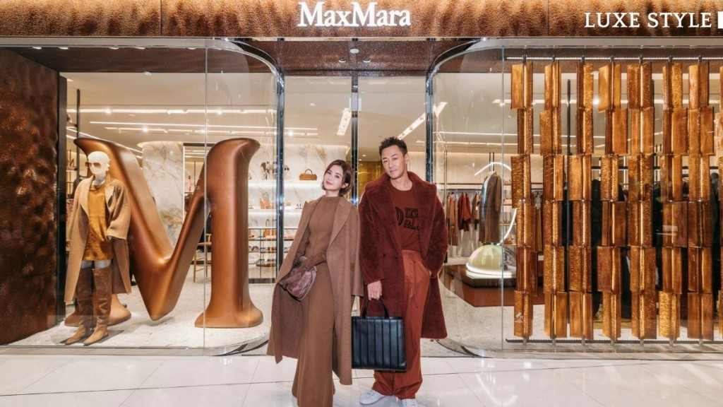 Max Mara新店開幕當日，品牌請來林峯與阿Sa蔡卓妍擔任星級嘉賓，二人以一身品牌最新冬裝及經典大衣的時尚造型現身。林峯身穿品牌的標誌性Teddy Bear大衣；而蔡卓妍身上所穿的正是香港獨家限定版大衣。