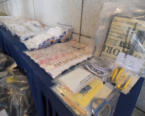 行動中,警方撿獲63.7公斤懷疑可卡因,市值約7,490萬元。