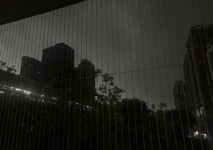 深圳市民拍下早上8時多天色黑如晚上。