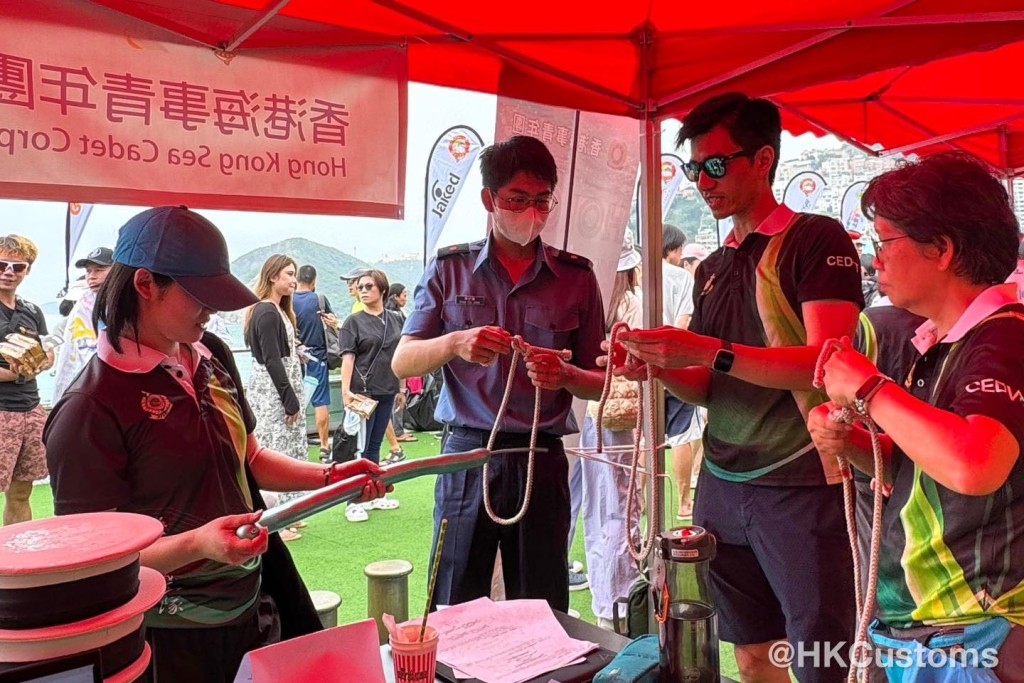 海關義工隊到淺水灣泳灘參與活動,為主辦單位提供義務支援工作。 海關義工隊到淺水灣泳灘參與活動,為主辦單位提供義務支援工作。