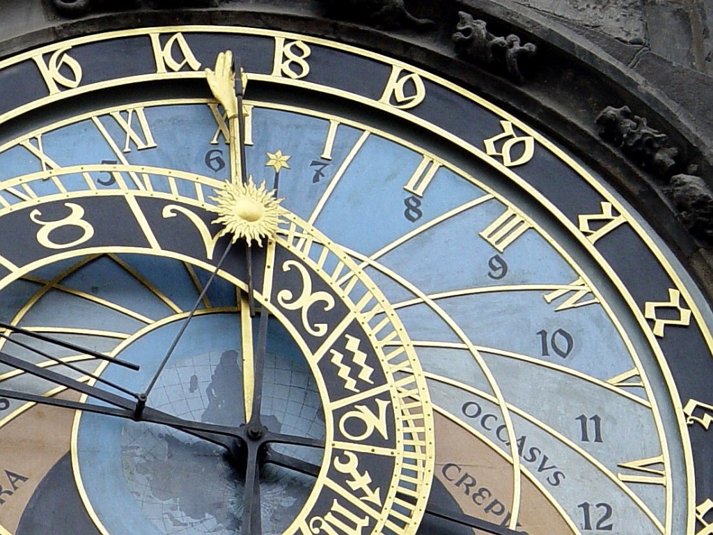 与我们平常使用的时钟不同，天文钟钟面设计十分复杂，一共包括三个部分：红蓝色钟面为天文钟面，代表太阳和月亮在天空中的方位；图为钟上的太阳，