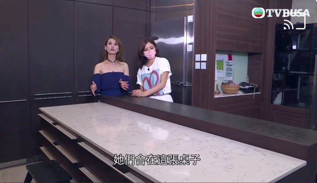 巨型廚房有大型雲石枱,由家傭分成兩批,每批3個人喺度食飯。