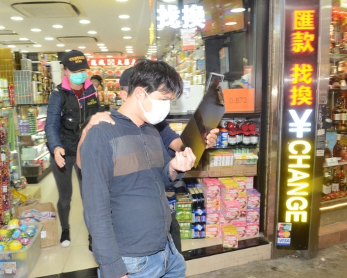 一名39歲男店員疑銷售影射藥物被捕。