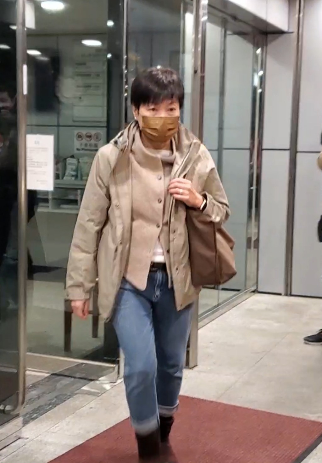 戴耀廷太太到马鞍山警署后离开。