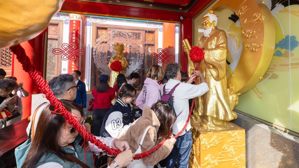 黃大仙祠月老殿今日舉行重光揭幕典禮, 吸引不少善信到場「手印結紅線」求月老助結良緣。嗇色園黃大仙祠fb 黃大仙祠月老殿今日舉行重光揭幕典禮, 吸引不少善信到場「手印結紅線」求月老助結良緣。嗇色園黃大仙祠fb