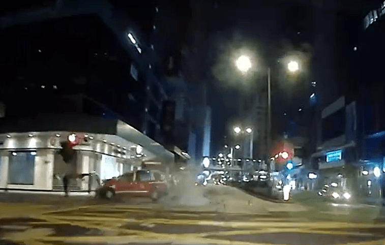 的士继而撞向路边灯柱。fb中港改车斗阴影片关注组图片