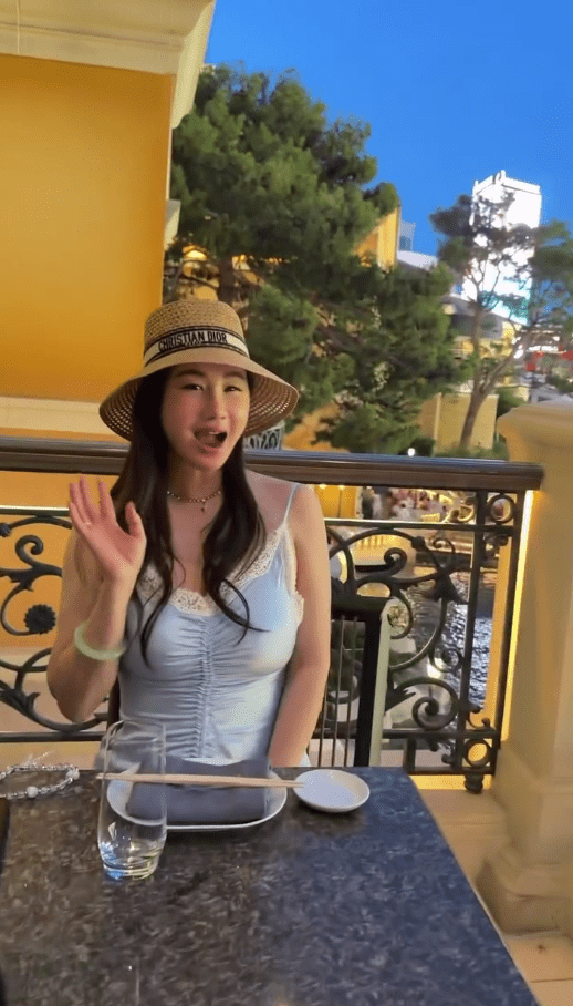 孟瑤近年過著奢華生活，閒時四圍去旅行。