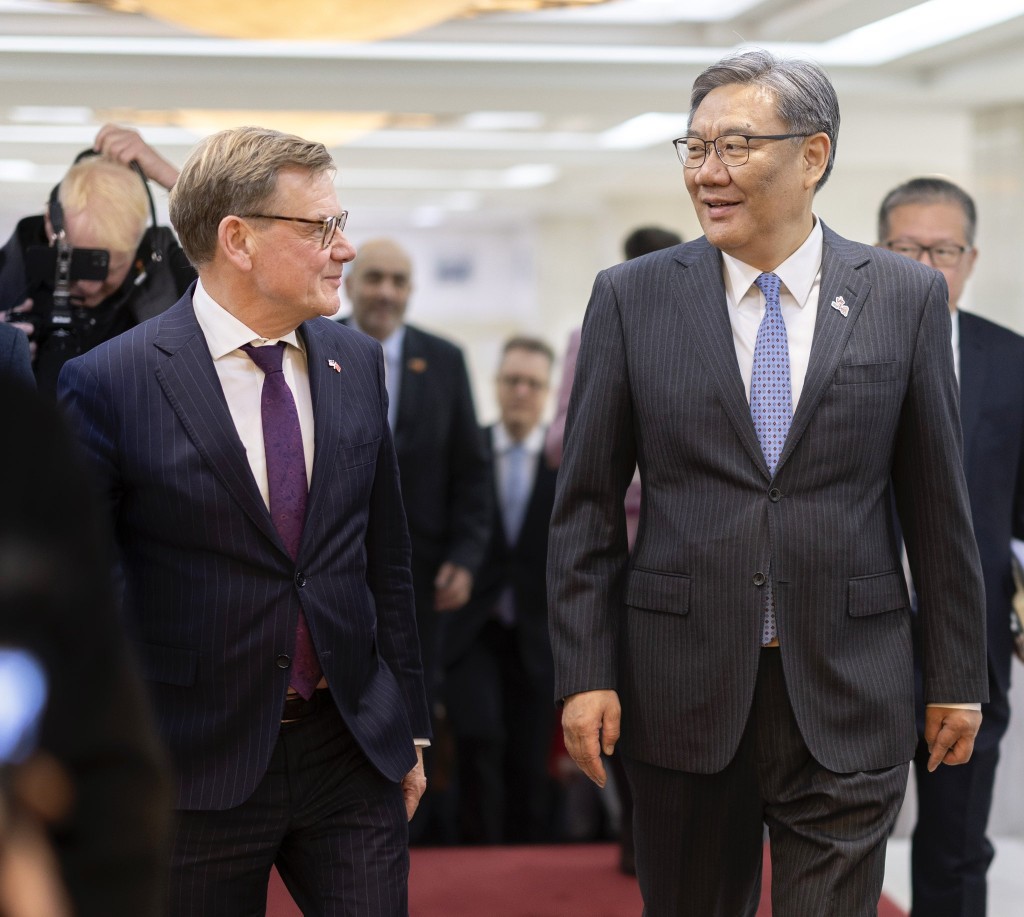 瓦德富爾(左)與王文濤(右)會晤。社交平台X 瓦德富爾(左)與王文濤(右)會晤。社交平台X