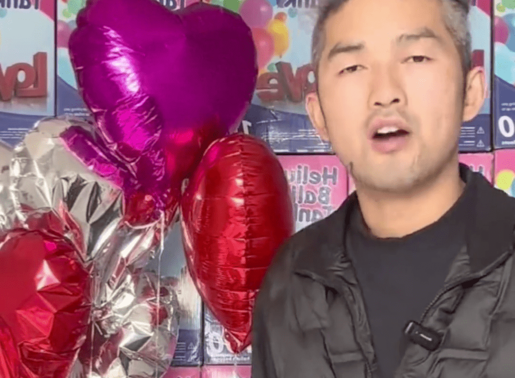 李先生曾自學吹氣球造型。